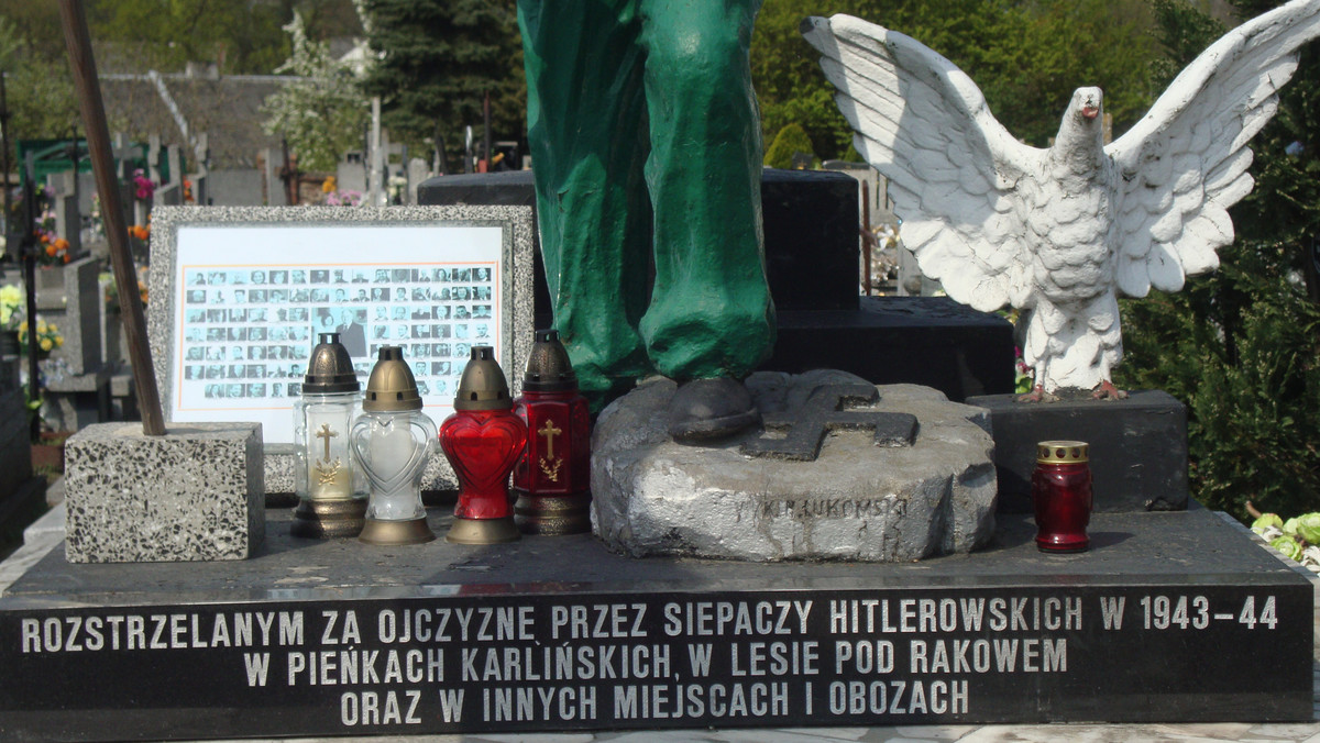 Pomnik na cmentarzu w Wolborzu upamiętnia ofiary mordu faszystów: tak partyzantów, jak tych okolicznych mieszkańców, którzy w 1943 i 1944 roku za pomoc partyzantom rozstrzelani zostali w Pieńkach Karlińskich i w lesie pod Rakowem. Stoi na wolborskim cmentarzu od 1949 roku, od lat mieszkańcy palą tu znicze, by uczcić ofiary zbrodni. W styczniu tego roku okazało się, że pomnik został "zmodyfikowany" - ktoś wmurował tabliczkę z nazwiskami ofiar katastrofy smoleńskiej, przy okazji odłupując z pomnika jego integralną część.