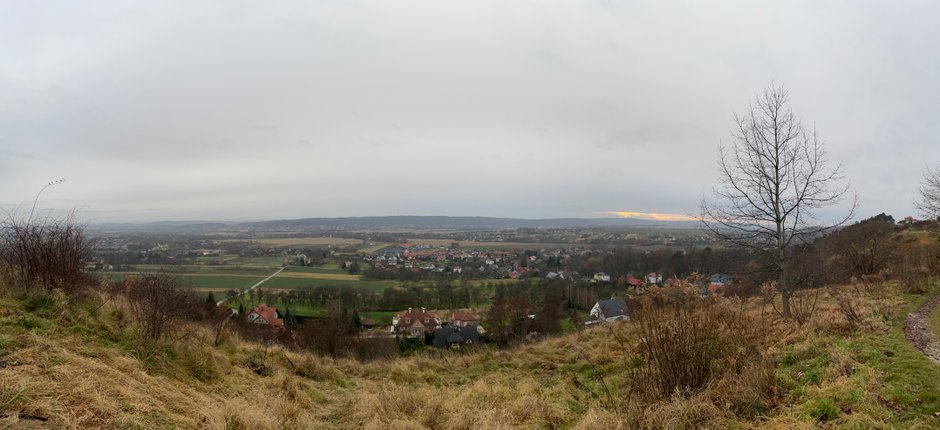 Panorama Zabierzowa, widać smog w obwarzanku fot. Maciej Fijak