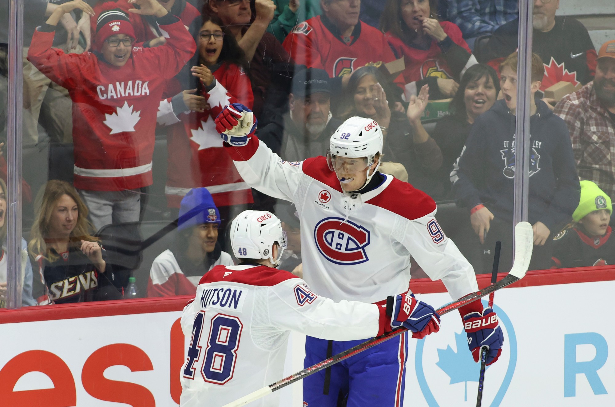 Hokejisti Montrealu Canadiens Patrik Laine a Lane Hutson.