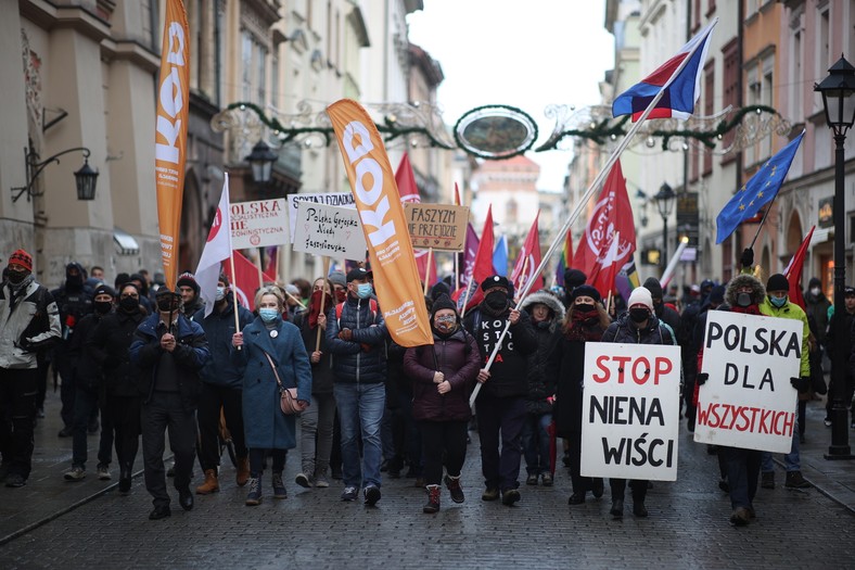 Kraków, 19.12.2021. Manifestacja przeciwko nowelizacji ustawy o radiofonii i telewizji, 19 bm. w Krakowie. Sejm odrzucił 17 bm. bezwzględną większością głosów uchwałę Senatu o odrzuceniu nowelizacji ustawy o radiofonii i telewizji. Teraz ustawa trafi do prezydenta Andrzeja Dudy. (sko) PAP/Łukasz Gągulski