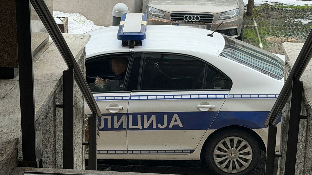 Policija ispred zgrade u kojoj živi Čeda Jovanović sa Acom Kosom