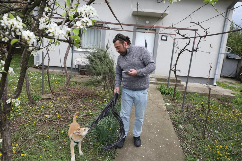 Jovanin brat se igra sa psom