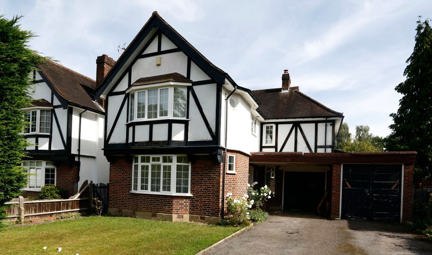 Kuća porodice Hili u Klejgejtu u Sariju, malom selu udaljenom oko 15 kilometara jugoistočno od Londona