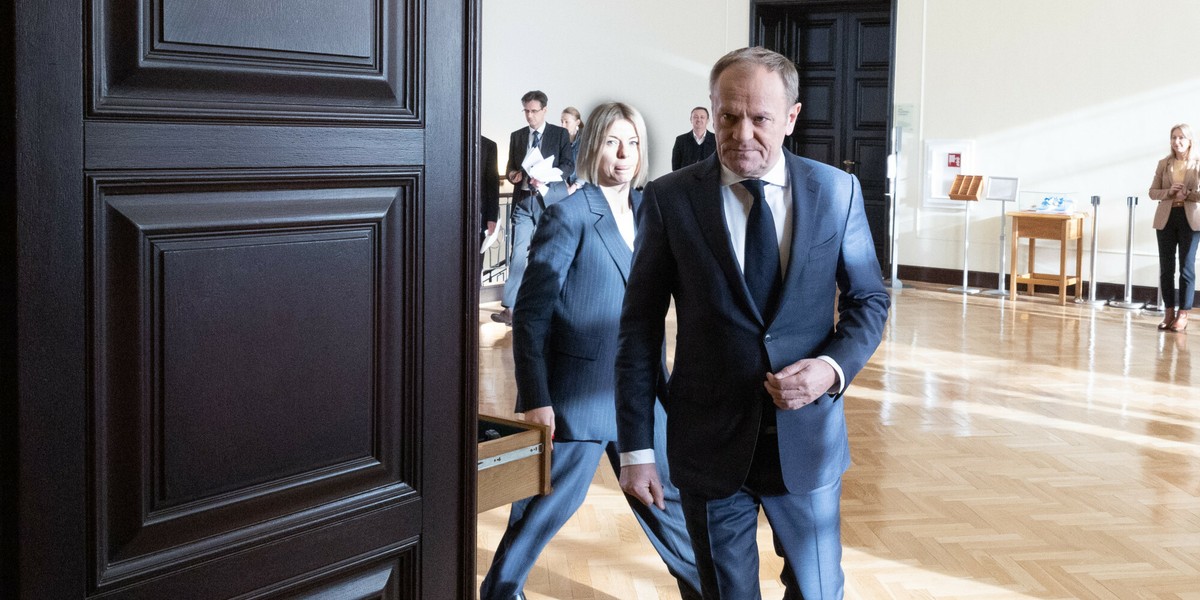 Donald Tusk wchodzący na posiedzenie rządu.