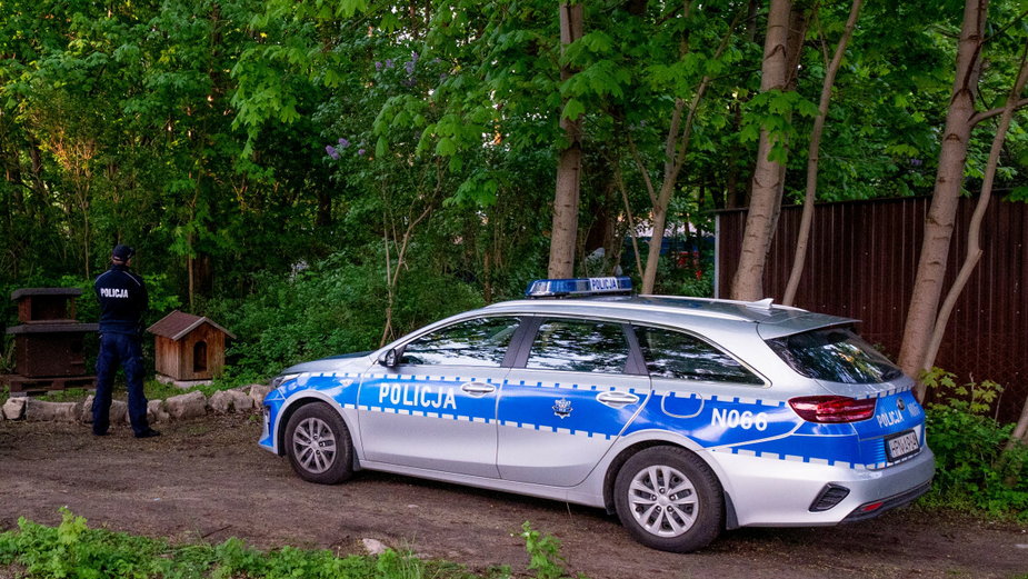 Policyjny radiowóz w pobliżu lasu (zdjęcie ilustracyjne)