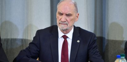 Macierewicz dociśnięty w Sejmie w sprawie Smoleńska. Zaczął mówić o... żołnierzach niezłomnych