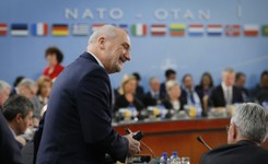 Macierewicz rozmawiał z szefami MON, ale spotkania z francuskim ministrem nie było. 'Pozdrawialiśmy się poprzez stół...'