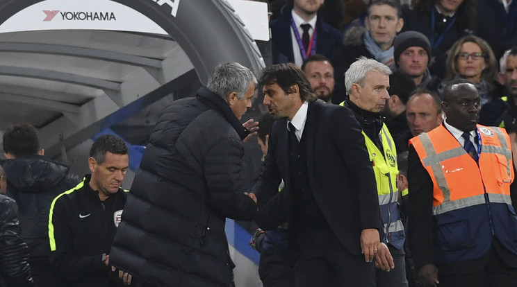 José Mourinho kisebb különórát tartott az illemről Antonio Conte részére a lefújás után /Fotó:AFP