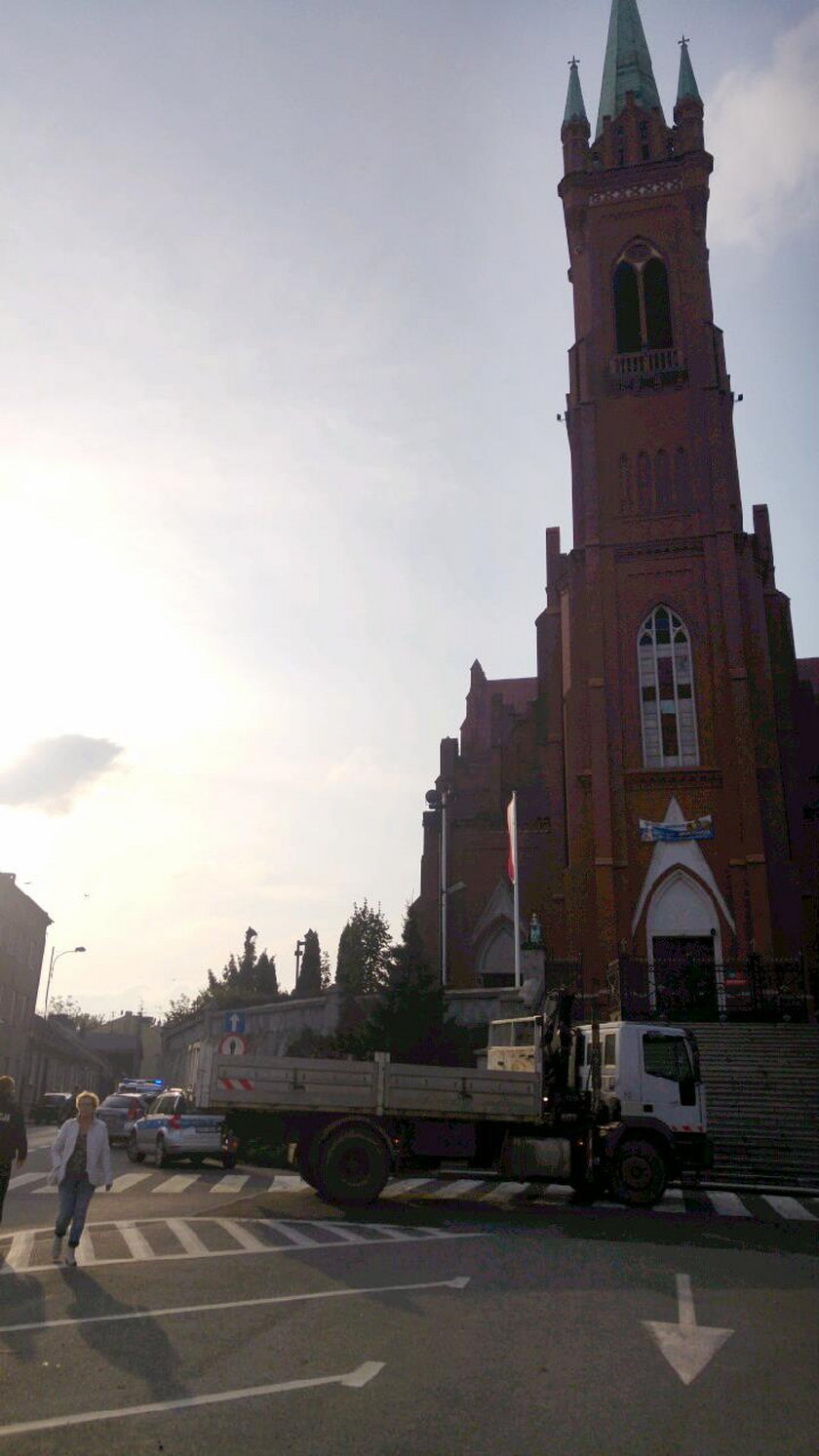 Pęknięcie murów kościoła w Zgierzu  przy placu Jana Pawła II