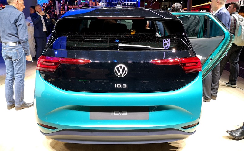 Wariant średni 58 kWh, który ma być najpopularniejszy, zapewni 420 km zasięgu. Korzystając ze stacji szybkiego ładowania prądem o mocy 100 kW w ciągu 30 minut auto można zasilić do pojemności wystarczającej na pokonanie 290 km (według WLTP) lub 200 km podczas jazdy z prędkością autostradową