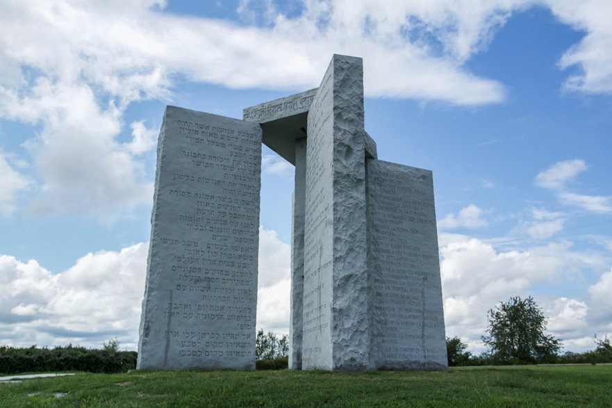 Amerykańskie Stonehenge czy kamienie okultystyczne? Georgia Guidestones stały tylko 40 lat / fot. Franklin Levert/Getty Images