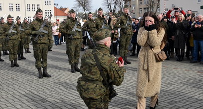 Za mundurem panny sznurem! Wiktor oświadczył się w nietypowy sposób. Martyna nie wahała się ani chwili!