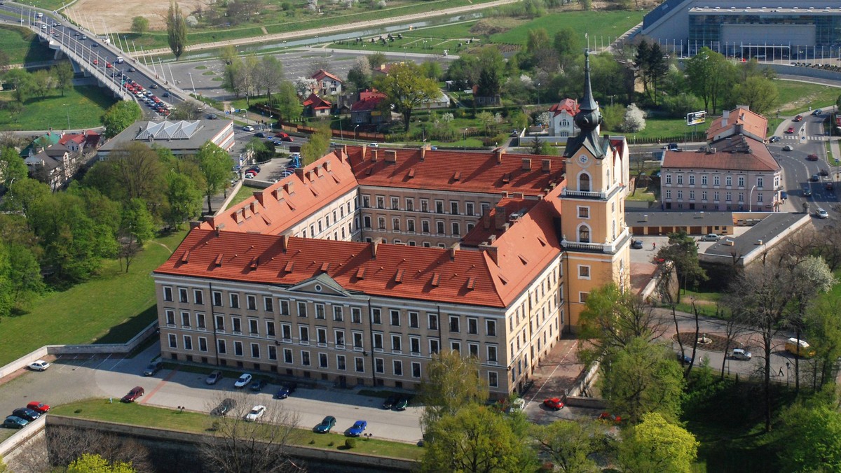 Sondaż we wszystkich największych polskich aglomeracjach przeprowadzili ankieterzy firmy Millward Brown. Wyniki publikuje dzisiejsza Wyborcza. Rzeszów uzyskał też najwyższą - ze wszystkich badanych polskich miast - ocenę w zakresie stanu ulic. to 4,30 przy średniej 3,40.