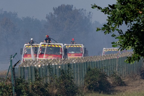 OGROMAN POŽAR U FRANCUSKOJ, EVAKUISANO 12.000 GRAĐANA! Gore šume, vatra se brzo širi