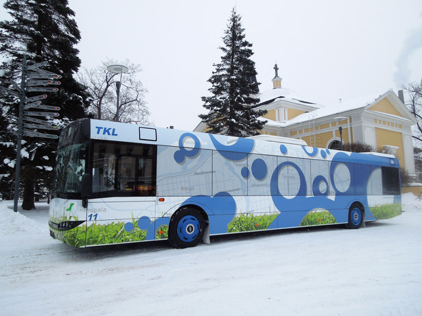 Teraz zmieńmy na chwilę klimat. Takie autobusy Solaris jeżdżą w Tampere na południu Finlandii. To hybrydowe Urbino o długości 12,9 m. Tzw. hybrydy zużywają do 30 proc. oleju napędowego mniej w porównaniu z tradycyjnymi autobusami. Przewoźnika TKL z Tampere opatrzył je specjalnym ekologicznym oznakowaniem (na zdjęciu). W latach 2012-2015 Solaris dostarczył do Finlandii 16 takich pojazdów
