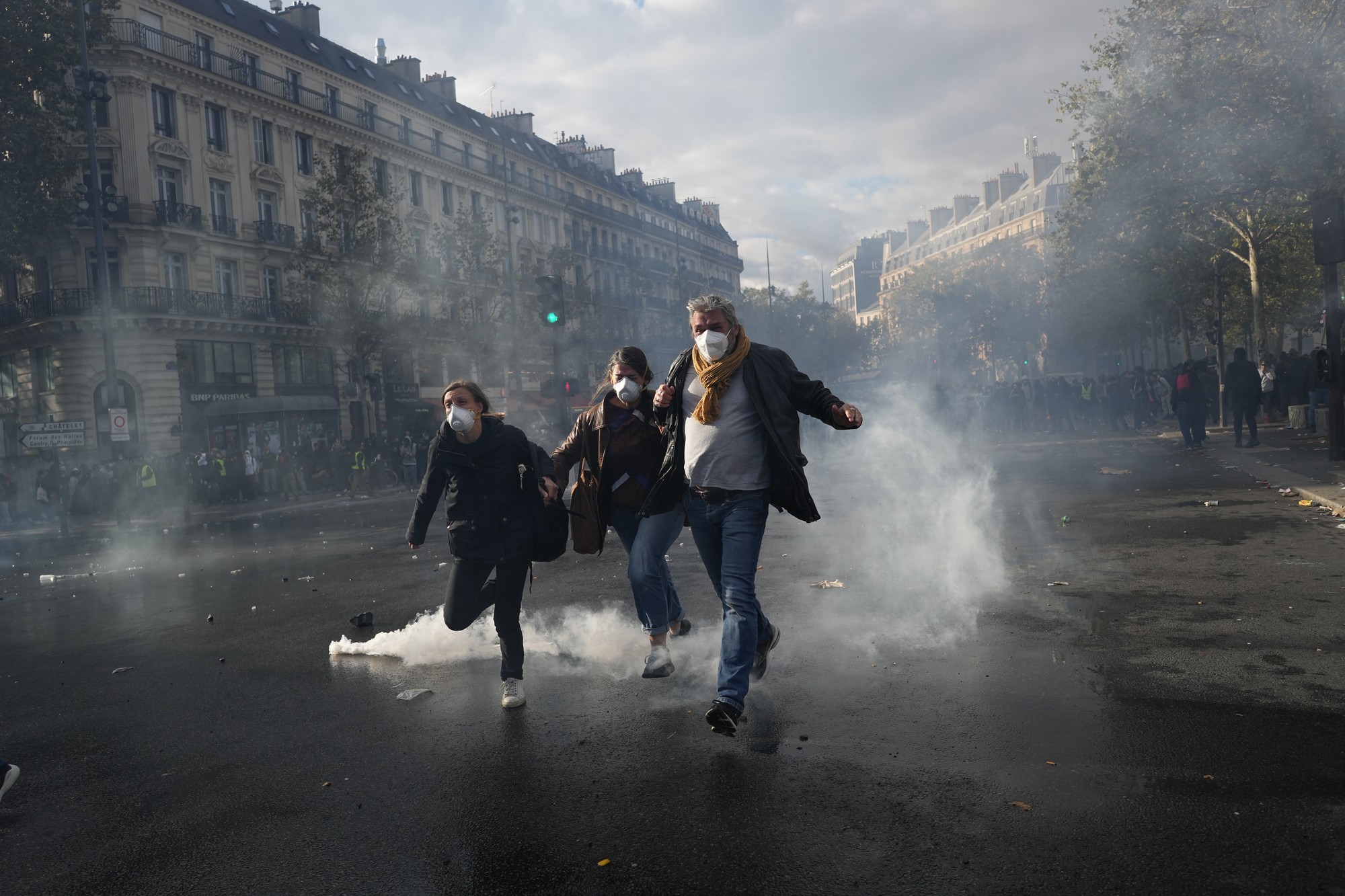 Protesty vo Francúzsku sprevádzali násilnosti a požiare. 