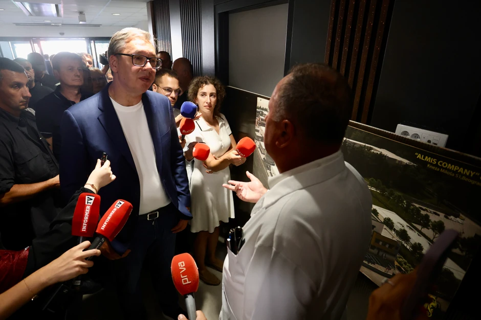 Aleksandar Vučić, u okviru posete Raškom okrugu, obilazi završne radove na dogradnji Kliničkog centra u Novom Pazaru
