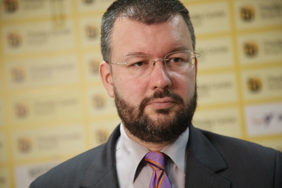 Čedomir Antić piše za "Blic" o umoru DEMOKRATIJE i moći bez naroda: "Država je postala skupa i komplikovana"