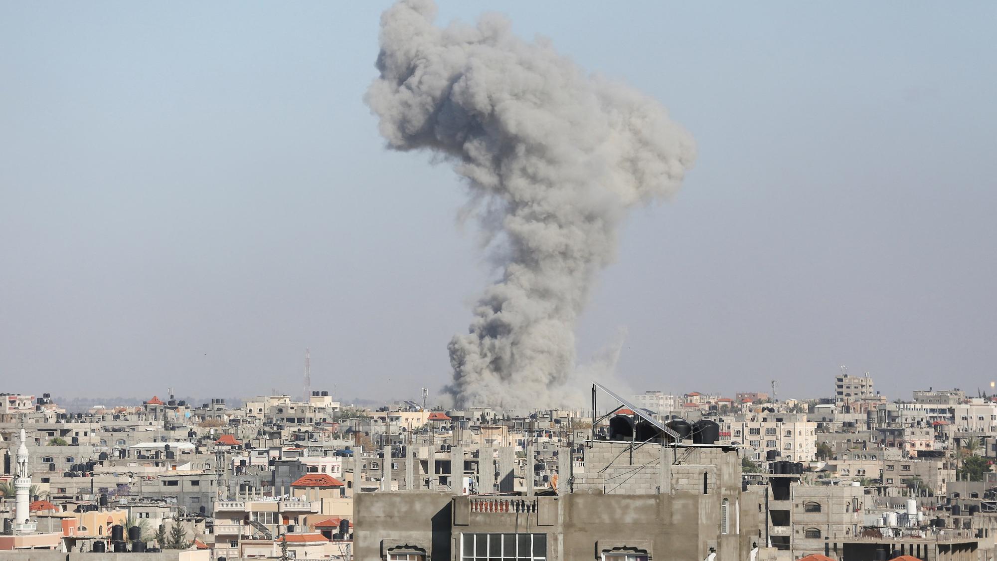 Stúpajúci dym po izraelských útokoch uprostred pokračujúceho konfliktu medzi Izraelom a palestínskou islamistickou skupinou Hamas v Rafahu na juhu pásma Gazy 6. mája 2024.