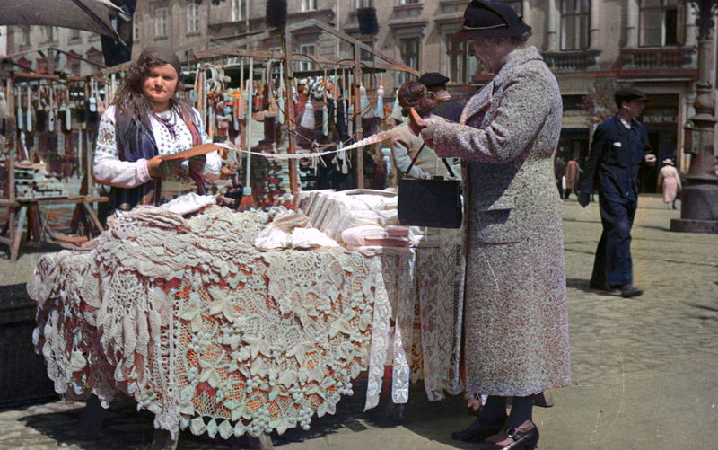 Stoisko z serwetami na krakowskim Rynku. 1938 rok. Żródło: Narodowe Archiwum Cyfrowe.