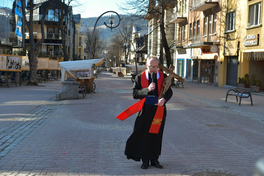 Ksiądz prowadzący drogę krzyżową przez Krupówki w Zakopanem, niedziela 5 kwietnia 2020 r. 