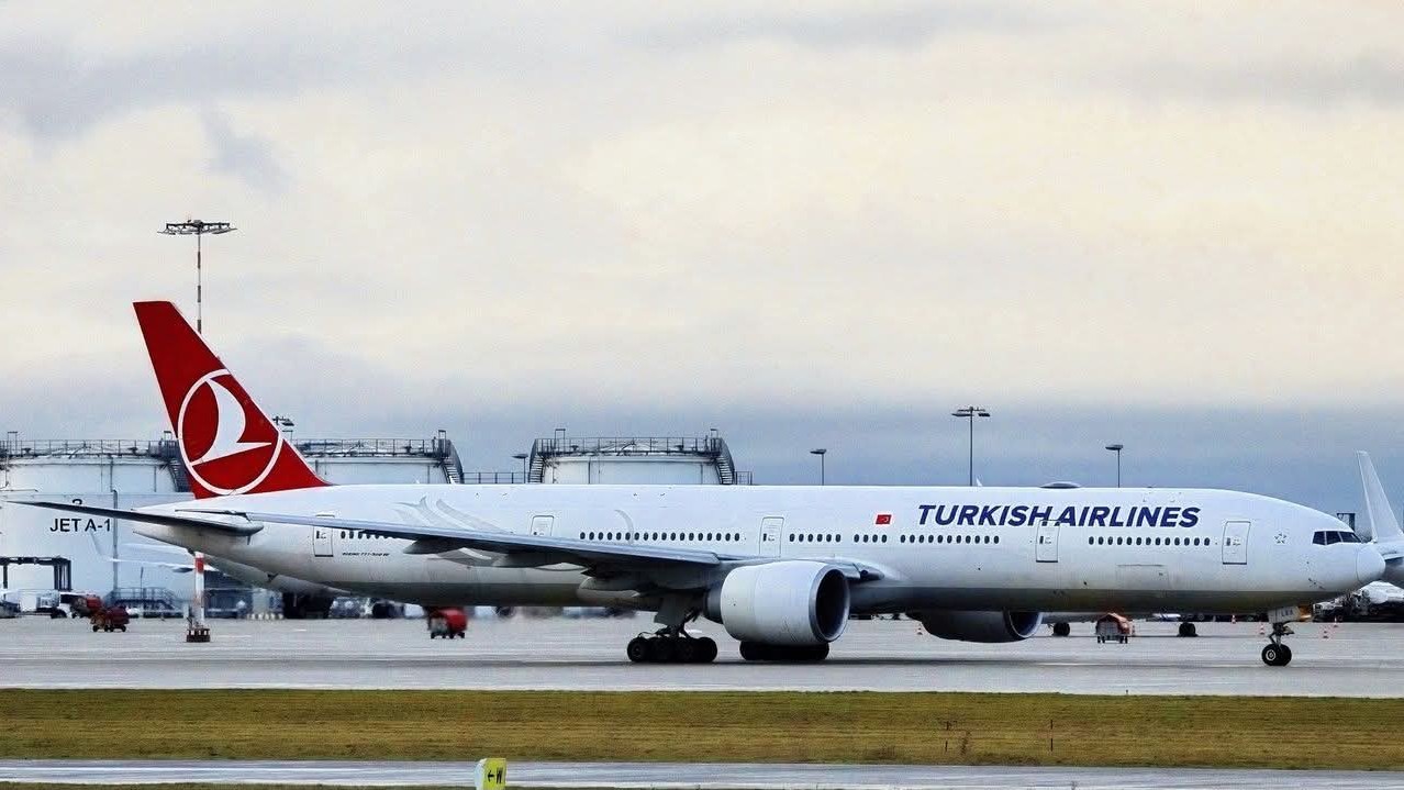 Boeing 777-3Q8 narazil do kovovej konštrukcie, keď pristával. (ilustračné foto)