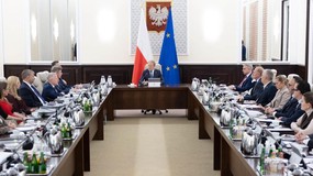 Polska nie przyjmie migrantów w ramach paktu migracyjnego? Decyzja Komisji Europejskiej i reakcje w Warszawie