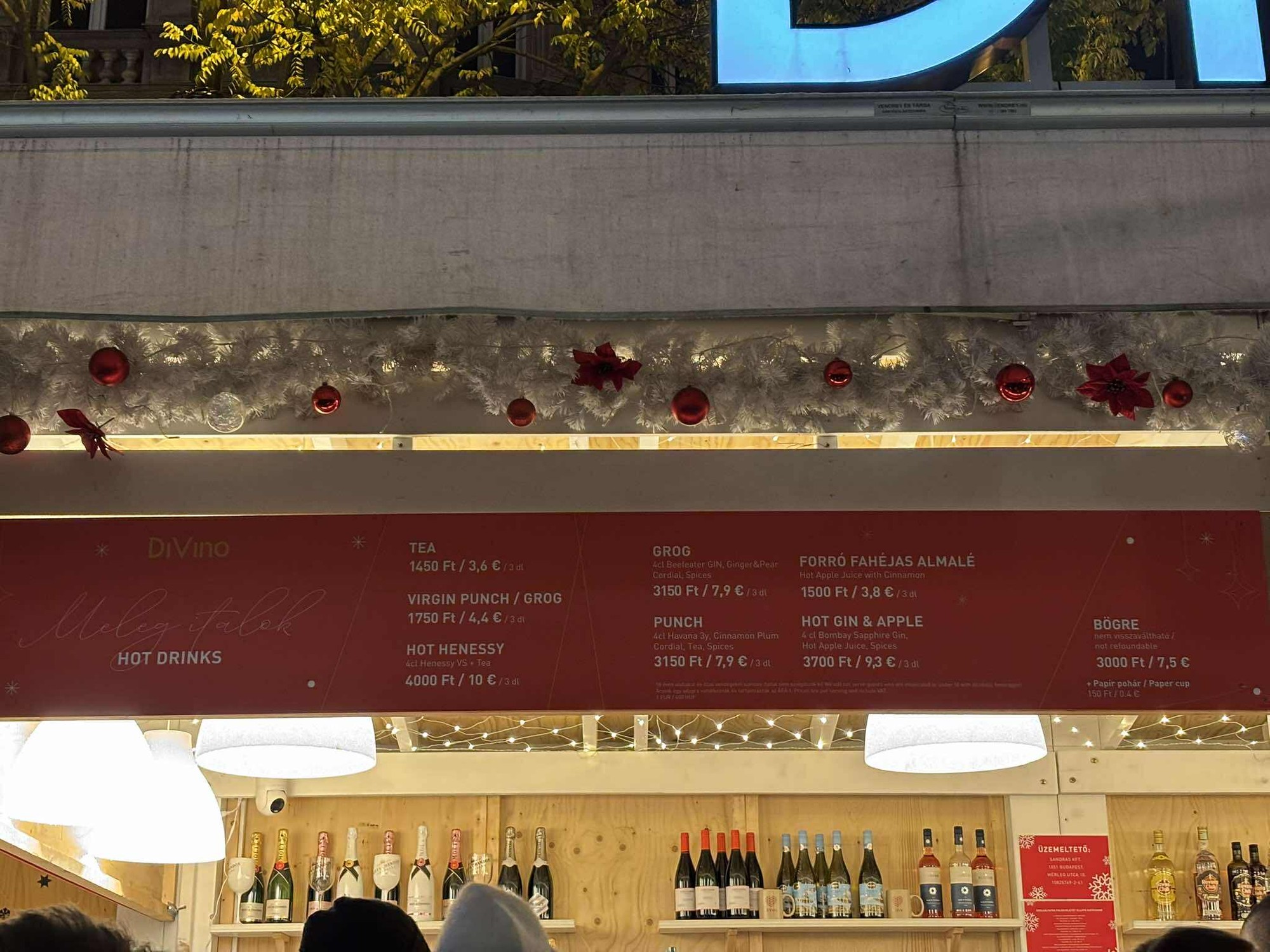 Vianočné trhy na Námestí svätého Štefana v Budapešti. 