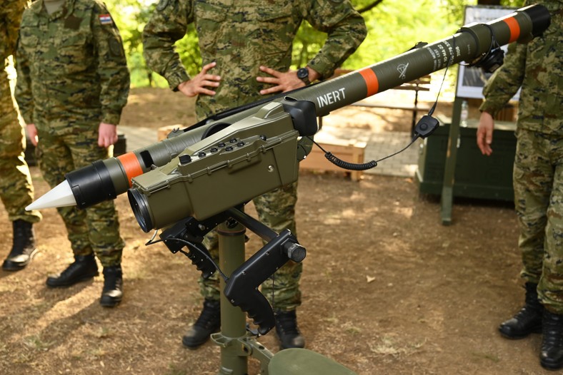 W odróżnieniu od polskich Piorunów, amerykańskich Stingerów czy rosyjskich Igieł, francuskie rakiety są ciężką bronią wymagająca użycia specjalnej podstawy.