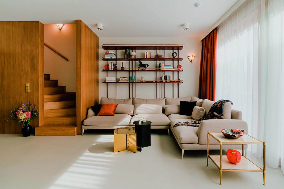 W salonie projektu COI Pracowni Architektury Wnętrz główną rolę gra wygodna, obszerna sofa, która wyznacza centrum wnętrza.