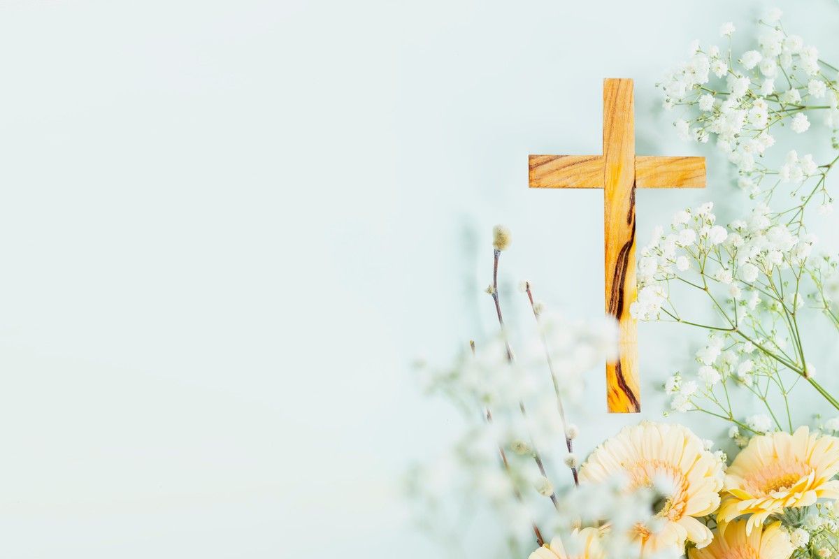 Wooden,Cross,With,Spring,Flowers,On,Blue,Background,With,Copy