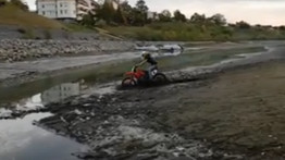 Megpróbált átugratni a Duna fölött, jól pofára esett a motoros – videó