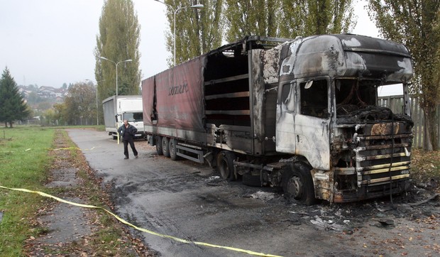 82263_zapaljen-kamion-polozena-151010-02-foto-d-bozic