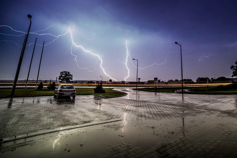 Przez Polskę przechodzi front burzowy. Nawałnice spowodowały duże straty materialne. Jest jedna ofiara śmiertelna wichury.