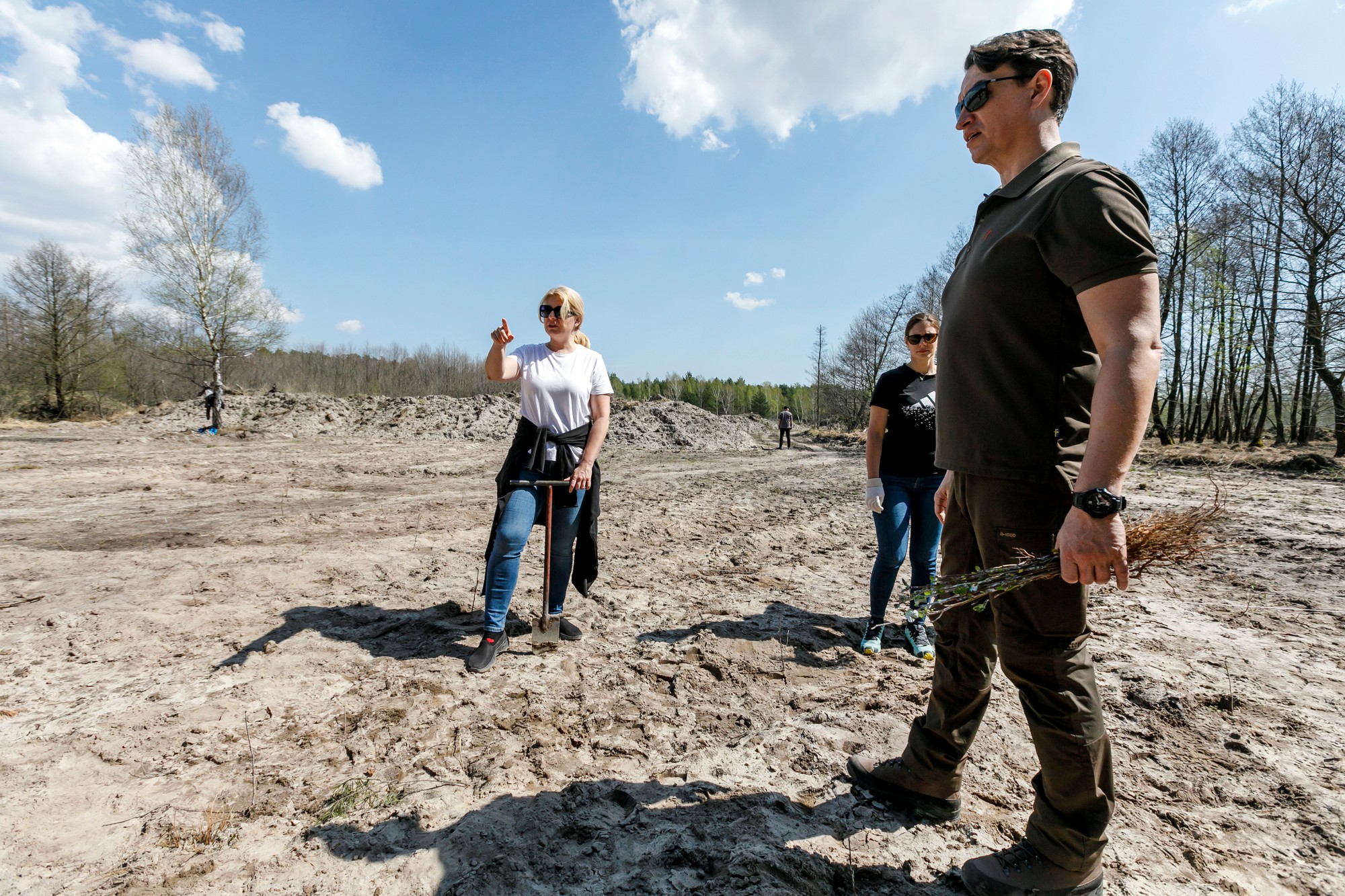 Prezidentka SR Zuzana Čaputová (vľavo) s partnerom Jurajom Rizmanom (vpravo) počas sadenia mladých jelší a borovíc pri príležitosti Dňa Zeme vo vojenských lesoch na Záhorí.