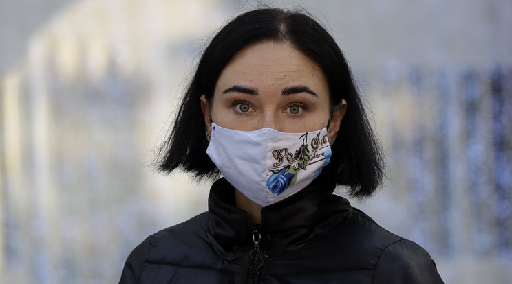 Az Európai Unión belül az utóbbi időben Csehországban emelkedik a leggyorsabban a fertőzöttek napi száma /Fotó: MTI/AP/Petr David Josek