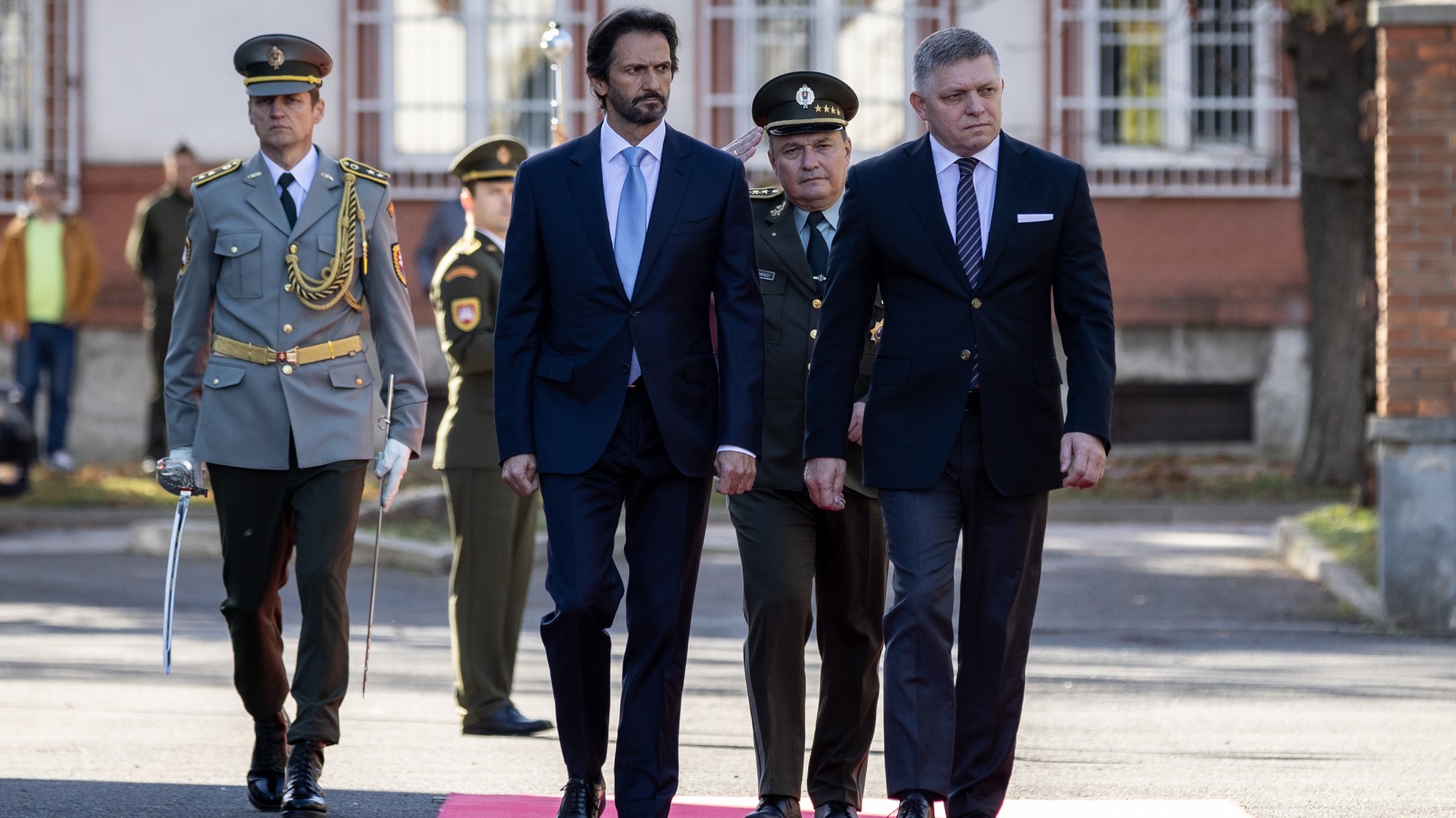 Premiér Robert Fico, Robert Kaliňák, generál Daniel Zmeko na ministerstve obrany.