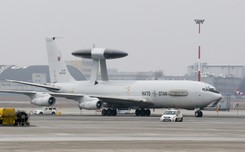 Samolot systemu AWACS na Okęciu. Zobacz ZDJĘCIA z wnętrza maszyny