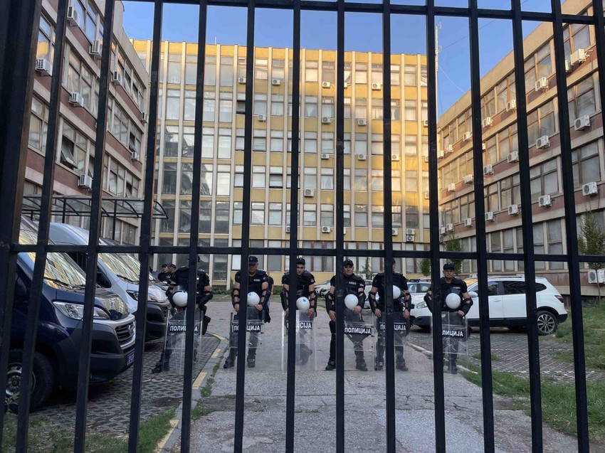 Policija ispred i u zgradi suda u Novom Sadu