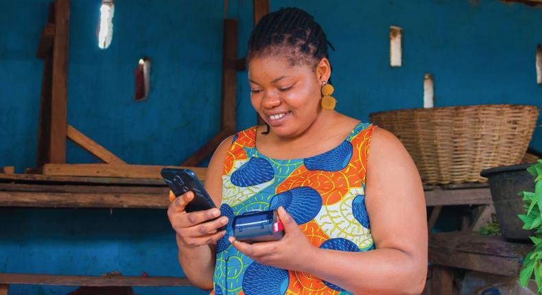 Une femme entrepreneure utilisant un appareil de paiement numérique/CNUCED
