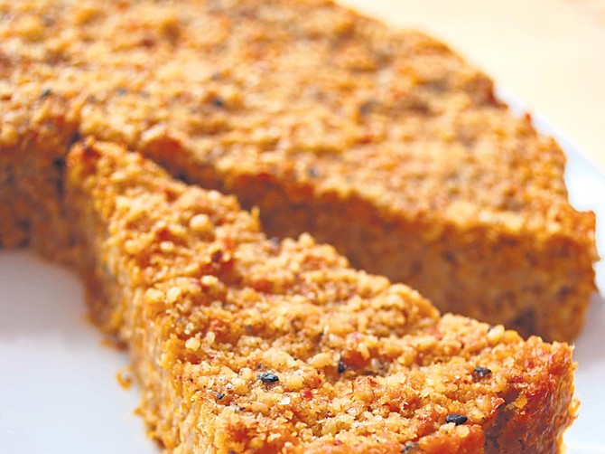 35643_torta-od-prosa-sa-bundevom-i-lukom-stock-photo-homemade-millet-pie-mixed-with-pumpkin-and-onion-in-white-dish-120196174