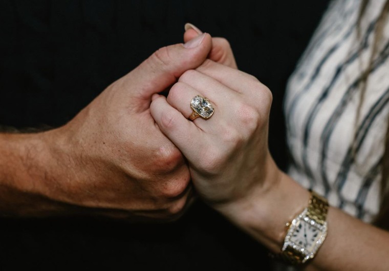 Na dłoni Taylor Swift lśni okazały pierścionek zaręczynowy