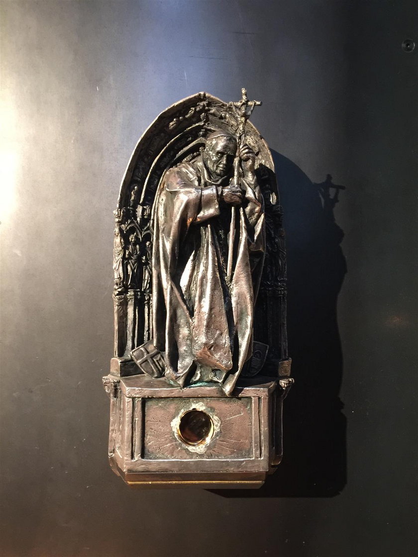Relikwiarz z kroplą krwi papieża