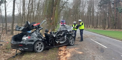 Koszmarny wypadek na Śląsku. 36-latek wypadł z drogi podczas wyprzedzania