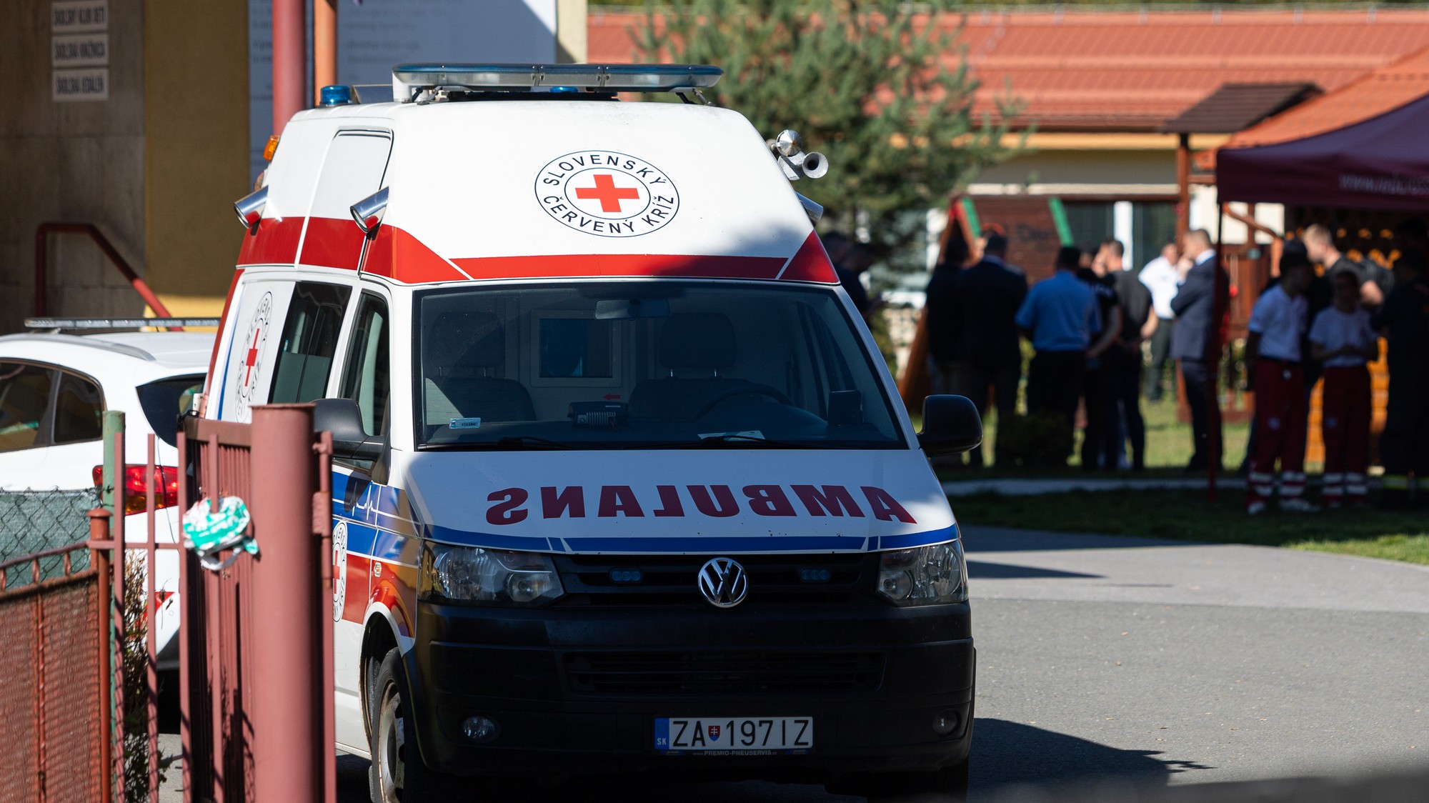 Členovia Slovenského Červeného kríža zasahujú po útoku na základnej škole v obci Staškov v okrese Čadca