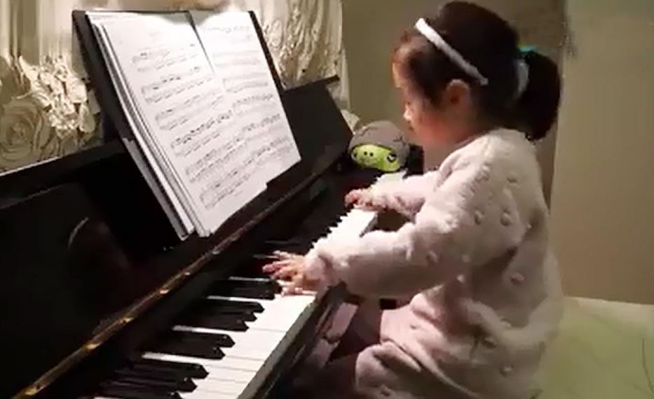 Ez a 3 éves kislány felmászott a zongoraszékre, és leütötte a billentyűket! Ami aztán történt, attól Beethoven is ledöbbenne!