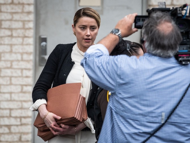 Amber Herd ispred suda u Virdžiniji