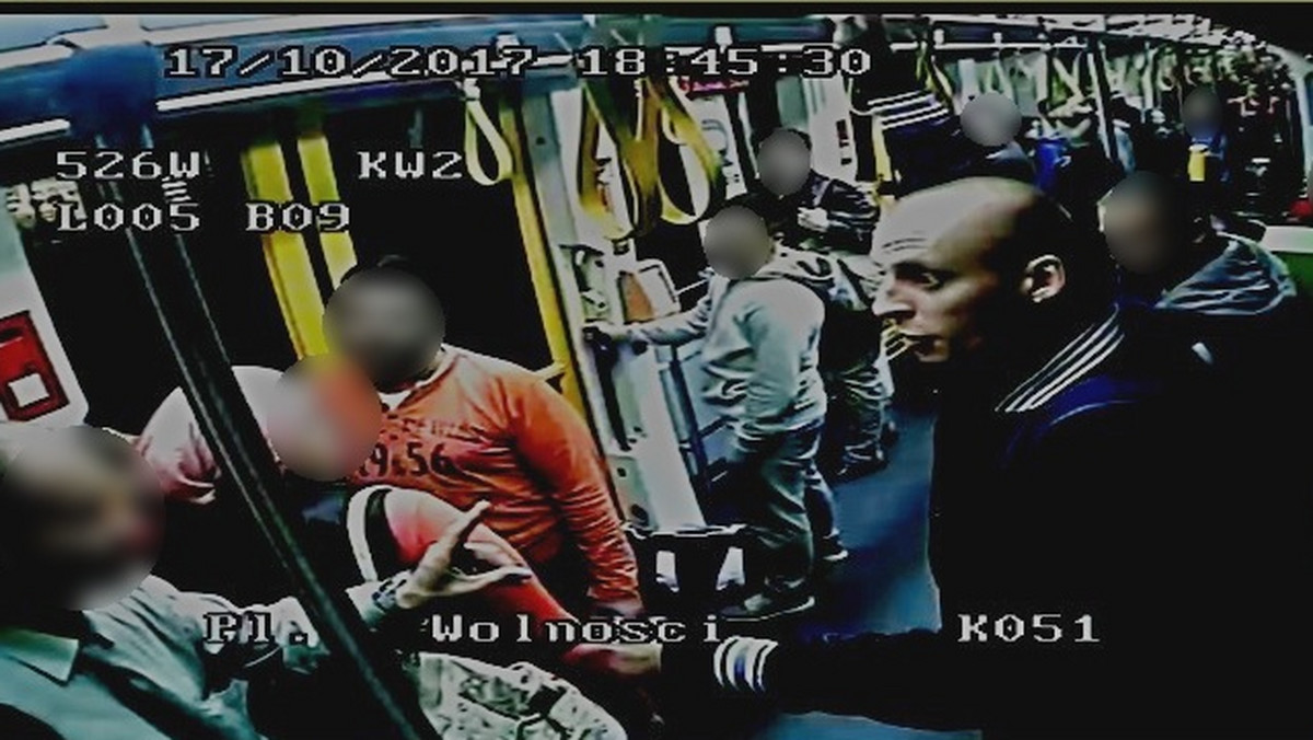 Poznańska policja prowadzi postępowanie w sprawie rasistowskiego incydentu, który miał miejsce 17 października w Poznaniu. W tramwaju linii nr 5 agresywny mężczyzna zaczął obrażać kobietę w muzułmańskiej chuście oraz jej męża, obcokrajowca o ciemnej karnacji. Jego wizerunek zarejestrowały kamery monitoringu - funkcjonariusze proszą o pomoc w ustaleniu jego tożsamości.