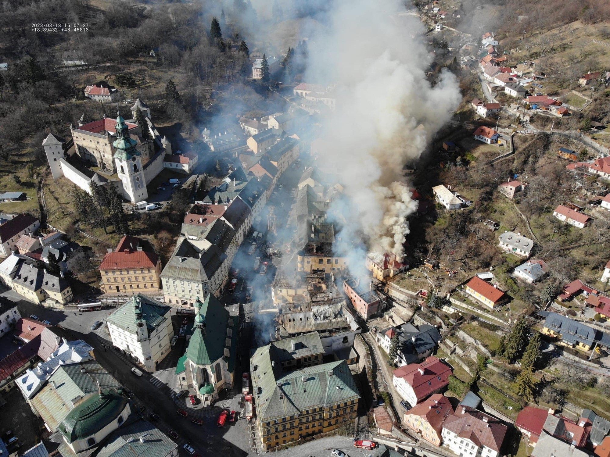 Požiar na námestí v Banskej Štiavnici vypukol v dopoludňajších hodinách v historickej budove, postupne sa rozšíril aj na ďalšie budovy v centre mesta. 