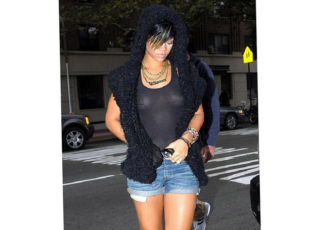 Rihanna pokazała przekłuty kolczykami biust